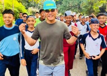 Kapolda Jambi Irjen Pol Krisno H. Siregar berjalan bersama siswa-siswi SMPN 13 Jambi usai memberikan motivasi saat kegiatan olahraga di kawasan Lapangan MTQ Jambi, Jumat (18/7/2025). (Foto: Dok. Dea- wan)