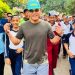 Kapolda Jambi Irjen Pol Krisno H. Siregar berjalan bersama siswa-siswi SMPN 13 Jambi usai memberikan motivasi saat kegiatan olahraga di kawasan Lapangan MTQ Jambi, Jumat (18/7/2025). (Foto: Dok. Dea- wan)
