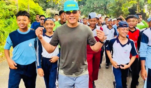 Kapolda Jambi Irjen Pol Krisno H. Siregar berjalan bersama siswa-siswi SMPN 13 Jambi usai memberikan motivasi saat kegiatan olahraga di kawasan Lapangan MTQ Jambi, Jumat (18/7/2025). (Foto: Dok. Dea- wan)