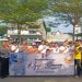 Dirlantas Polda Jambi Kombes Pol. Adi Benny Cahyono (tengah) bersama personel Ditlantas dan anggota komunitas Toyota Land Cruiser Indonesia (TLCI) berfoto bersama dalam kegiatan “Ngopi Bareng Polantas” di AC Andoenk, Kota Jambi, Jumat (18/7/2025). (Dok. Nahar)