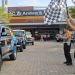 Dirlantas Polda Jambi, Kombes Pol Adi Benny Cahyono, mengibarkan bendera start saat melepas keberangkatan komunitas Toyota Land Cruiser Indonesia (TLCI) Chapter #01 Jambi untuk kegiatan "Jelajah Bumi Bhayangkara dan Charity Sarko Bute", Jumat (18/7/2025) di halaman Restoran Aroma Cempaka Andoenk, Kota Jambi. (dok. Nahar)