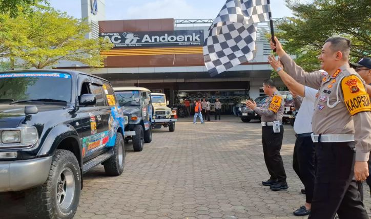 Dirlantas Polda Jambi, Kombes Pol Adi Benny Cahyono, mengibarkan bendera start saat melepas keberangkatan komunitas Toyota Land Cruiser Indonesia (TLCI) Chapter #01 Jambi untuk kegiatan "Jelajah Bumi Bhayangkara dan Charity Sarko Bute", Jumat (18/7/2025) di halaman Restoran Aroma Cempaka Andoenk, Kota Jambi. (dok. Nahar)