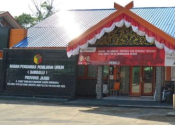 Kantor Bawaslu Provinsi Jambi. Ketua Bawaslu Jambi menyampaikan klarifikasi terkait video viral yang menyebut adanya dugaan tabrak lari oleh staf mereka. (Foto: Nahar)