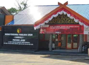 Kantor Bawaslu Provinsi Jambi. Ketua Bawaslu Jambi menyampaikan klarifikasi terkait video viral yang menyebut adanya dugaan tabrak lari oleh staf mereka. (Foto: Nahar)