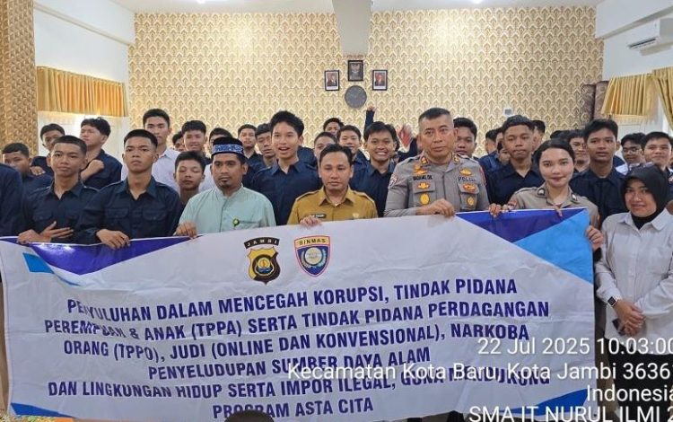 Kasubdit Bintibsos Polda Jambi, AKBP Dr. Dadang Djoko Karyanto, bersama guru dan siswa SMA IT Nurul Ilmi 2 Kota Jambi usai kegiatan penyuluhan tentang bahaya narkoba, perdagangan orang, dan perundungan, Selasa (22/7/2025). (Doik. Nahar)