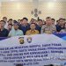 Kasubdit Bintibsos Polda Jambi, AKBP Dr. Dadang Djoko Karyanto, bersama guru dan siswa SMA IT Nurul Ilmi 2 Kota Jambi usai kegiatan penyuluhan tentang bahaya narkoba, perdagangan orang, dan perundungan, Selasa (22/7/2025). (Doik. Nahar)