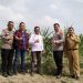 Kapolres Sarolangun AKBP Wendi Oktariansyah (dua dari kanan) bersama Camat Cermin Nan Gedang, aparat kepolisian, dan Kepala Desa Sungai Keramat meninjau lahan jagung program ketahanan pangan di Desa Sungai Keramat, Selasa (22/7/2025). ( Dok. Humas Polres Sarolangun)