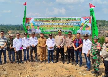 Kapolres Sarolangun AKBP Wendi Oktariansyah bersama jajaran pejabat dan tokoh masyarakat saat kegiatan penanaman jagung Kuartal III di Desa Tambang Tinggi, Kecamatan Cermin Nan Gedang, Kabupaten Sarolangun, Selasa (22/7/2025). (Dok. Humas)