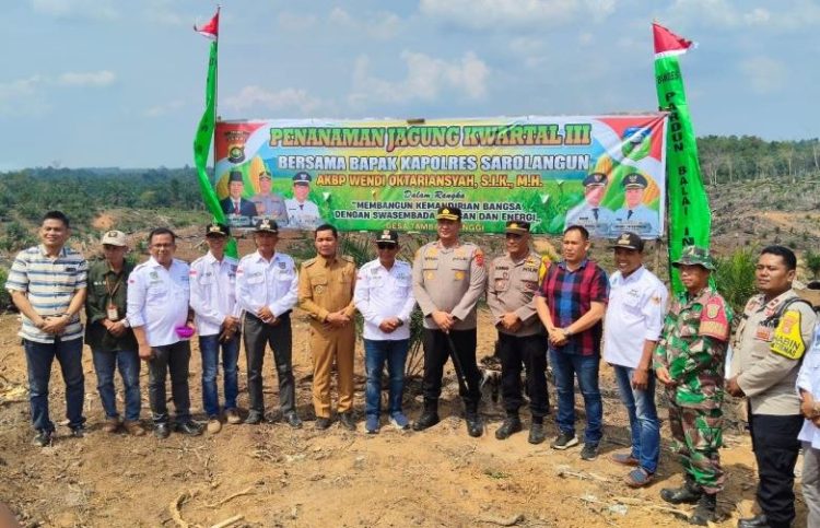 Kapolres Sarolangun AKBP Wendi Oktariansyah bersama jajaran pejabat dan tokoh masyarakat saat kegiatan penanaman jagung Kuartal III di Desa Tambang Tinggi, Kecamatan Cermin Nan Gedang, Kabupaten Sarolangun, Selasa (22/7/2025). (Dok. Humas)