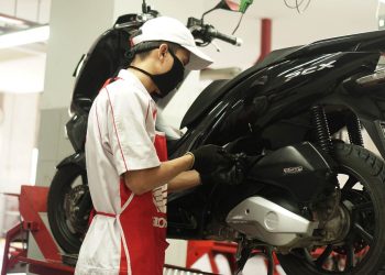 Seorang teknisi AHASS melakukan servis pada sepeda motor Honda. Promo khusus bagi PNS dan guru berlaku di seluruh AHASS Jambi pada 21–26 Juli 2025. (Foto: Dok. Sinsen)