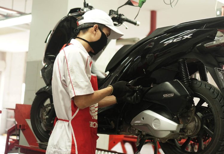 Seorang teknisi AHASS melakukan servis pada sepeda motor Honda. Promo khusus bagi PNS dan guru berlaku di seluruh AHASS Jambi pada 21–26 Juli 2025. (Foto: Dok. Sinsen)