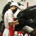 Seorang teknisi AHASS melakukan servis pada sepeda motor Honda. Promo khusus bagi PNS dan guru berlaku di seluruh AHASS Jambi pada 21–26 Juli 2025. (Foto: Dok. Sinsen)