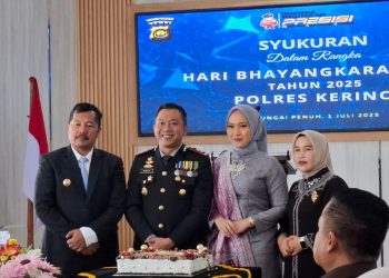 Bupati Kerinci Monadi (kedua kiri) bersama Kapolres Kerinci dan Ketua TP-PKK Kerinci menghadiri syukuran Hari Bhayangkara ke-79 di Mapolres Kerinci, Senin (1/7/2025). (Dok. Yola)