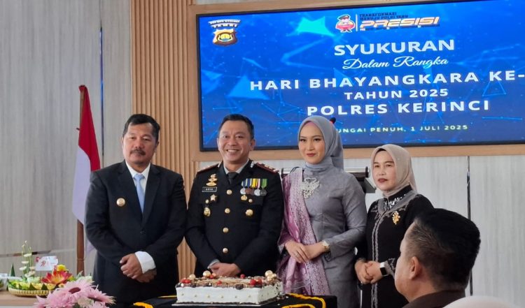 Bupati Kerinci Monadi (kedua kiri) bersama Kapolres Kerinci dan Ketua TP-PKK Kerinci menghadiri syukuran Hari Bhayangkara ke-79 di Mapolres Kerinci, Senin (1/7/2025). (Dok. Yola)