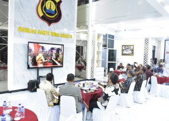 Kapolda Jambi Irjen Pol. Krisno Halomoan Siregar bersama pejabat utama dan tamu undangan mengikuti nonton bareng pagelaran wayang kulit virtual di Mapolda Jambi, Jumat (4/7/2025). (Dok.Humas Polda Jambi)