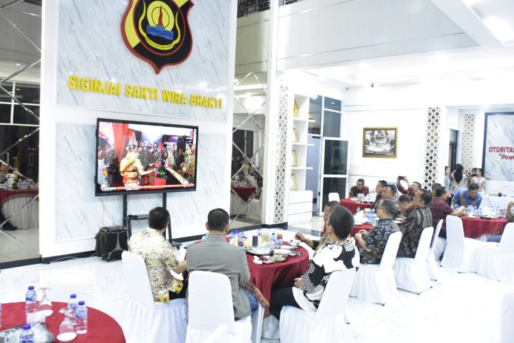 Kapolda Jambi Irjen Pol. Krisno Halomoan Siregar bersama pejabat utama dan tamu undangan mengikuti nonton bareng pagelaran wayang kulit virtual di Mapolda Jambi, Jumat (4/7/2025). (Dok.Humas Polda Jambi)