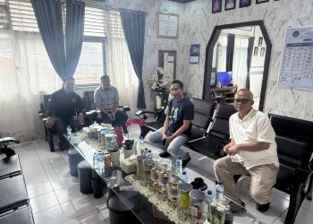 Kakanwil Ditjenpas Jamb, Hidayat bersama jajaran Lapas Kelas IIA Jambi saat memberikan apresiasi kepada petugas yang menggagalkan penyelundupan narkoba jenis sabu, Sabtu (5/7/2025). (dok.Nahar)
