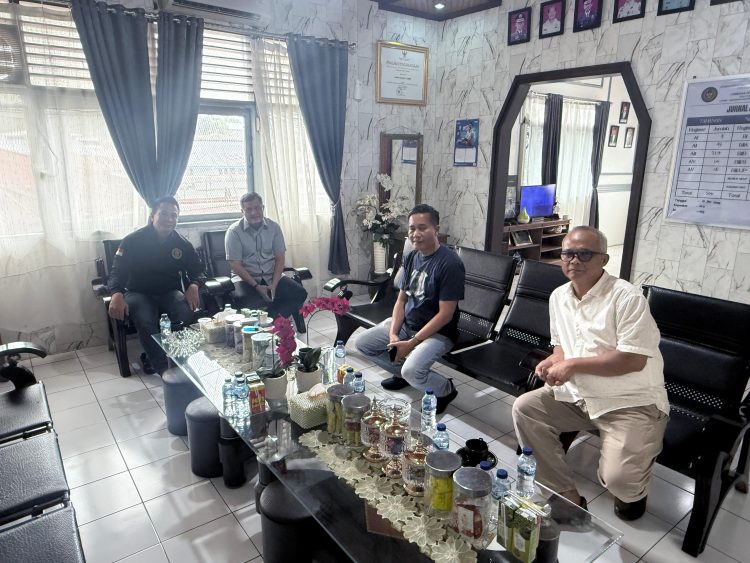 Kakanwil Ditjenpas Jamb, Hidayat bersama jajaran Lapas Kelas IIA Jambi saat memberikan apresiasi kepada petugas yang menggagalkan penyelundupan narkoba jenis sabu, Sabtu (5/7/2025). (dok.Nahar)