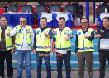 Bupati Kerinci, Monadi, bersama Forkopimda dan perwakilan komunitas motor usai mengikuti Touring Keselamatan dalam rangka Hari Bhayangkara ke-79 di Kerinci, Sabtu (5/7/2025).(Dok.Kominfo)