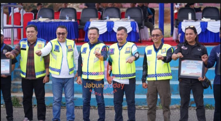 Bupati Kerinci, Monadi, bersama Forkopimda dan perwakilan komunitas motor usai mengikuti Touring Keselamatan dalam rangka Hari Bhayangkara ke-79 di Kerinci, Sabtu (5/7/2025).(Dok.Kominfo)