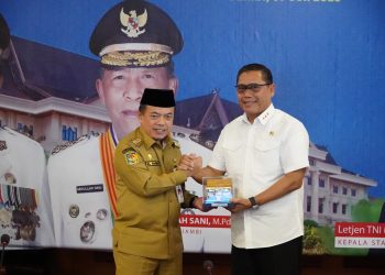 Gubernur Jambi Al Haris menyerahkan cenderamata kepada Kepala Staf Kepresidenan RI Letjen TNI (Purn) Anto Mukti Putranto usai rapat koordinasi kesiapan penanganan karhutla dan tata kelola energi di Rumah Dinas Gubernur Jambi, Senin (7/7/2025).(dok. Erit - Kominfo)