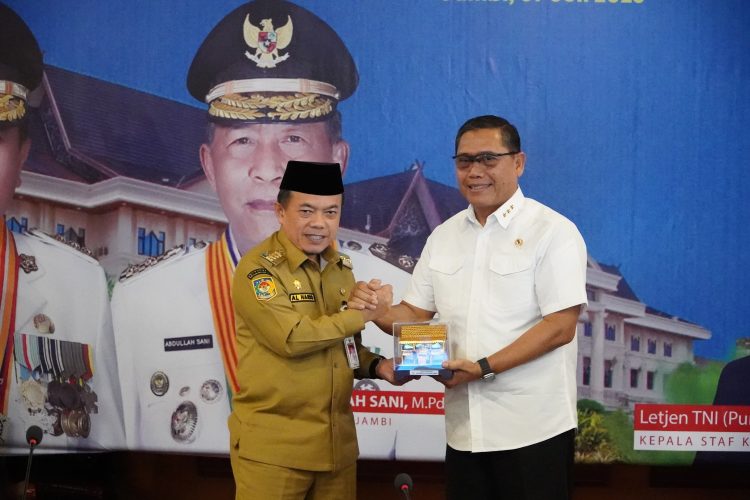 Gubernur Jambi Al Haris menyerahkan cenderamata kepada Kepala Staf Kepresidenan RI Letjen TNI (Purn) Anto Mukti Putranto usai rapat koordinasi kesiapan penanganan karhutla dan tata kelola energi di Rumah Dinas Gubernur Jambi, Senin (7/7/2025).(dok. Erit - Kominfo)