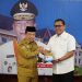 Gubernur Jambi Al Haris menyerahkan cenderamata kepada Kepala Staf Kepresidenan RI Letjen TNI (Purn) Anto Mukti Putranto usai rapat koordinasi kesiapan penanganan karhutla dan tata kelola energi di Rumah Dinas Gubernur Jambi, Senin (7/7/2025).(dok. Erit - Kominfo)