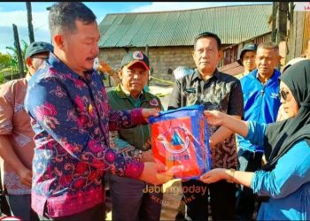 Bupati Kerinci, Monadi, S.Sos., M.Si., menyerahkan bantuan logistik secara simbolis kepada warga terdampak kebakaran di Desa Tangkil, Kecamatan Gunung Tujuh, Kamis (10/7/2025).(dok.kominfo)