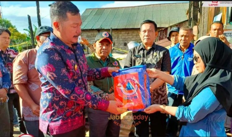 Bupati Kerinci, Monadi, S.Sos., M.Si., menyerahkan bantuan logistik secara simbolis kepada warga terdampak kebakaran di Desa Tangkil, Kecamatan Gunung Tujuh, Kamis (10/7/2025).(dok.kominfo)