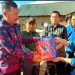 Bupati Kerinci, Monadi, S.Sos., M.Si., menyerahkan bantuan logistik secara simbolis kepada warga terdampak kebakaran di Desa Tangkil, Kecamatan Gunung Tujuh, Kamis (10/7/2025).(dok.kominfo)