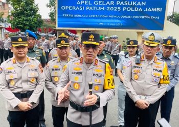Kapolda Jambi, Irjen Pol Krisno H Siregar bersama PJU saat diwawancarai usai pimpin apel gelar pasukan operasi patuh 2025 di Lapangan Hitam Mapolda Jambi, Senin (14/7/2025). (dok.nahar)