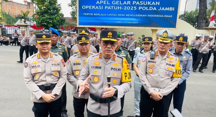 Kapolda Jambi, Irjen Pol Krisno H Siregar bersama PJU saat diwawancarai usai pimpin apel gelar pasukan operasi patuh 2025 di Lapangan Hitam Mapolda Jambi, Senin (14/7/2025). (dok.nahar)
