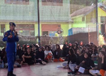 Anggota Ditpolairud Polda Jambi memberikan materi pertolongan korban di perairan kepada peserta Penerimaan Tamu Amalan (PTA) SMA Negeri 5 Kota Jambi, Sabtu (19/7/2025).(dok.nahar)