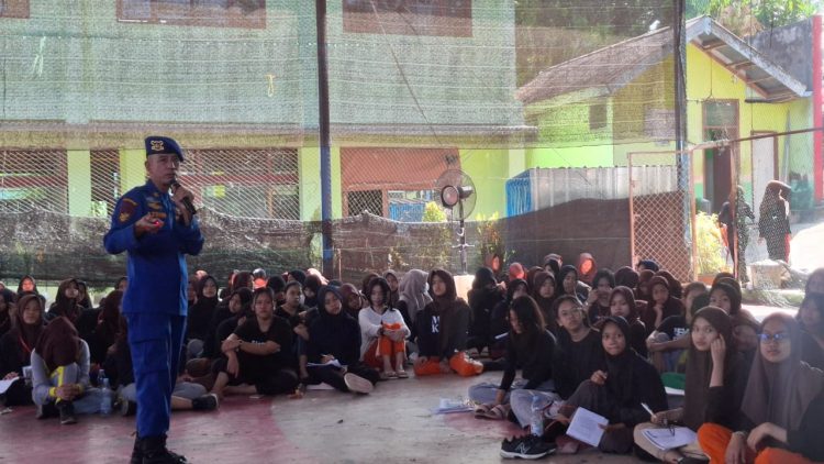 Anggota Ditpolairud Polda Jambi memberikan materi pertolongan korban di perairan kepada peserta Penerimaan Tamu Amalan (PTA) SMA Negeri 5 Kota Jambi, Sabtu (19/7/2025).(dok.nahar)