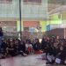 Anggota Ditpolairud Polda Jambi memberikan materi pertolongan korban di perairan kepada peserta Penerimaan Tamu Amalan (PTA) SMA Negeri 5 Kota Jambi, Sabtu (19/7/2025).(dok.nahar)