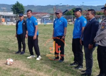 Bupati Kerinci, Monadi (ketiga dari kiri), didampingi pejabat daerah dan aparat kepolisian, membuka secara resmi Turnamen Soeratin U-13 hingga U-17 tingkat Kabupaten Kerinci di Lapangan Sigegar Bumi, Siulak Panjang, Sabtu (19/7/2025).(dok.yola) 