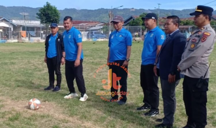 Bupati Kerinci, Monadi (ketiga dari kiri), didampingi pejabat daerah dan aparat kepolisian, membuka secara resmi Turnamen Soeratin U-13 hingga U-17 tingkat Kabupaten Kerinci di Lapangan Sigegar Bumi, Siulak Panjang, Sabtu (19/7/2025).(dok.yola) 