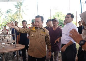 Gubernur Jambi Al Haris memberikan arahan kepada pengurus Koperasi Desa Merah Putih Tangkit Baru, Kabupaten Muaro Jambi, saat meninjau kesiapan koperasi menjelang peluncuran nasional oleh Presiden Prabowo Subianto, Sabtu (19/7/2025). (Foto: Agus Supriyanto/Diskominfo Provinsi Jambi)
