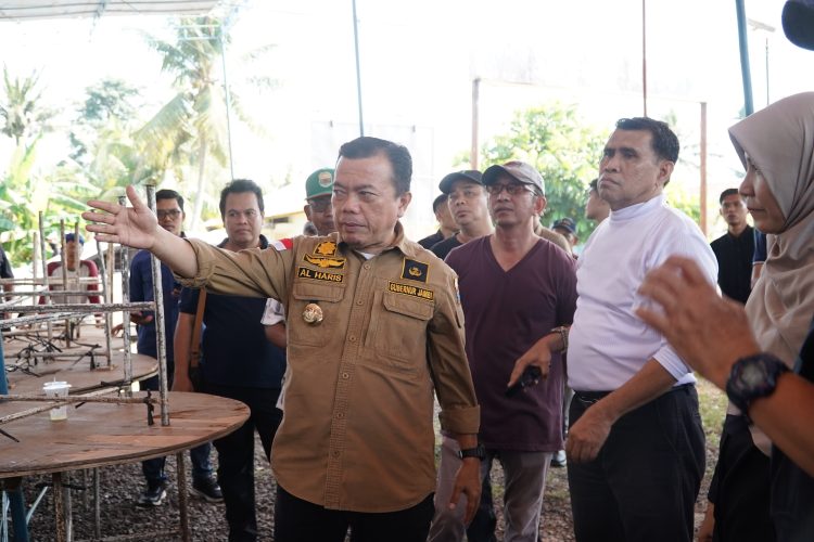 Gubernur Jambi Al Haris memberikan arahan kepada pengurus Koperasi Desa Merah Putih Tangkit Baru, Kabupaten Muaro Jambi, saat meninjau kesiapan koperasi menjelang peluncuran nasional oleh Presiden Prabowo Subianto, Sabtu (19/7/2025). (Foto: Agus Supriyanto/Diskominfo Provinsi Jambi)