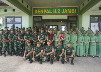 Kapaldam II/Sriwijaya Kolonel Cpl Lilik Siswanto bersama jajaran Denpal II/2 Jambi dan Persit Kartika Chandra Kirana dalam kunjungan kerja dan pembinaan satuan di Markas Denpal II/2 Jambi, Jumat (18/7/2025). (Foto: Dok. Denpal II/2 Jambi)