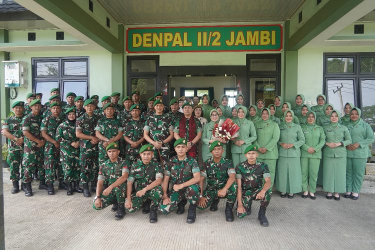 Kapaldam II/Sriwijaya Kolonel Cpl Lilik Siswanto bersama jajaran Denpal II/2 Jambi dan Persit Kartika Chandra Kirana dalam kunjungan kerja dan pembinaan satuan di Markas Denpal II/2 Jambi, Jumat (18/7/2025). (Foto: Dok. Denpal II/2 Jambi)