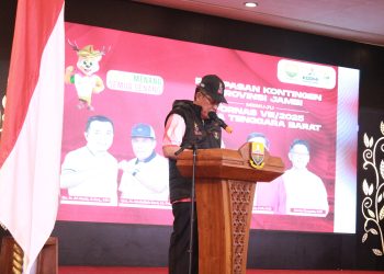 Wakil Gubernur Jambi, Abdullah Sani, saat memberikan sambutan pada acara pelepasan kontingen Provinsi Jambi menuju FORNAS VIII di Auditorium Rumah Dinas Gubernur Jambi, Sabtu (19/7/2025). (Dok.erit - kominfo)