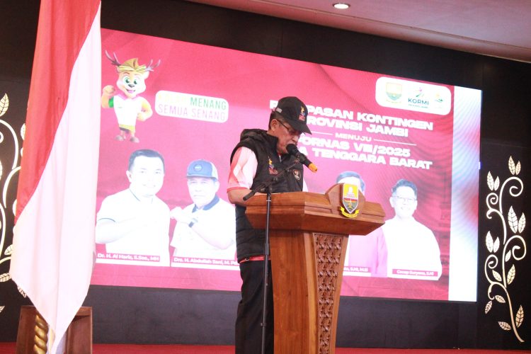 Wakil Gubernur Jambi, Abdullah Sani, saat memberikan sambutan pada acara pelepasan kontingen Provinsi Jambi menuju FORNAS VIII di Auditorium Rumah Dinas Gubernur Jambi, Sabtu (19/7/2025). (Dok.erit - kominfo)