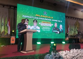 Sekretaris Daerah Provinsi Jambi, Dr. H. Sudirman, S.H., M.H., menyampaikan sambutan dalam acara Milangkala ke-2 Persatuan Pasundan Jambi di Bumi Pasundan Convention Centre, Minggu (20/7/2025). (Foto: Sapra Wintani/Diskominfo Provinsi Jambi)