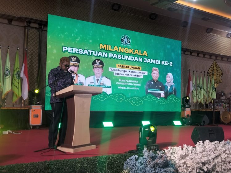 Sekretaris Daerah Provinsi Jambi, Dr. H. Sudirman, S.H., M.H., menyampaikan sambutan dalam acara Milangkala ke-2 Persatuan Pasundan Jambi di Bumi Pasundan Convention Centre, Minggu (20/7/2025). (Foto: Sapra Wintani/Diskominfo Provinsi Jambi)