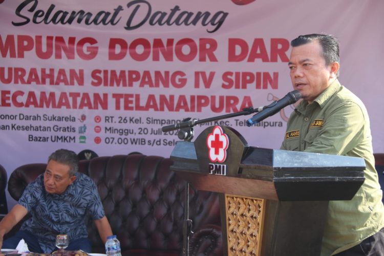Gubernur Jambi Al Haris memberikan sambutan saat meresmikan Kampung Donor Darah di Kelurahan Simpang IV Sipin, Kecamatan Telanaipura, Kota Jambi, Minggu (20/7/2025). (Dok.Nahar)