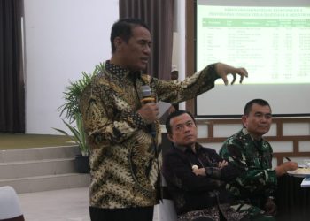 Menteri Pertanian RI Amran Sulaiman memaparkan rencana pengembangan tanaman gandum di Provinsi Jambi dalam Rapat Koordinasi Swasembada Pangan di Sungai Penuh, Rabu (23/7/2025). (Dok.erit - kominfo)