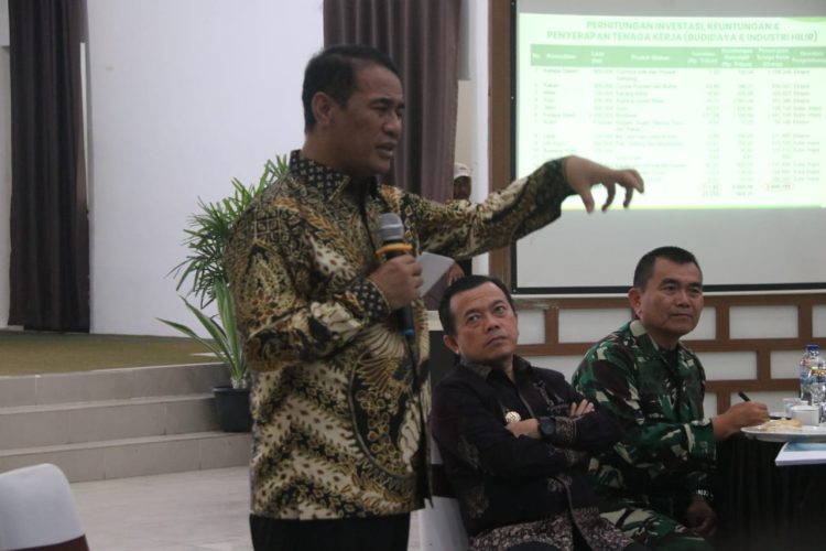 Menteri Pertanian RI Amran Sulaiman memaparkan rencana pengembangan tanaman gandum di Provinsi Jambi dalam Rapat Koordinasi Swasembada Pangan di Sungai Penuh, Rabu (23/7/2025). (Dok.erit - kominfo)
