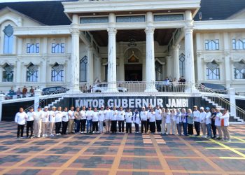 Mendikdasmen RI Prof. Dr. Abdul Mu’ti bersama Wakil Gubernur Jambi Drs. H. Abdullah Sani dan peserta kegiatan berfoto bersama usai kegiatan Senam Anak Indonesia Hebat di halaman Kantor Gubernur Jambi, Kamis (24/7/2025). (Dok.erit - kominfo)