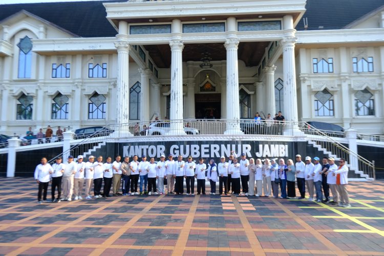 Mendikdasmen RI Prof. Dr. Abdul Mu’ti bersama Wakil Gubernur Jambi Drs. H. Abdullah Sani dan peserta kegiatan berfoto bersama usai kegiatan Senam Anak Indonesia Hebat di halaman Kantor Gubernur Jambi, Kamis (24/7/2025). (Dok.erit - kominfo)